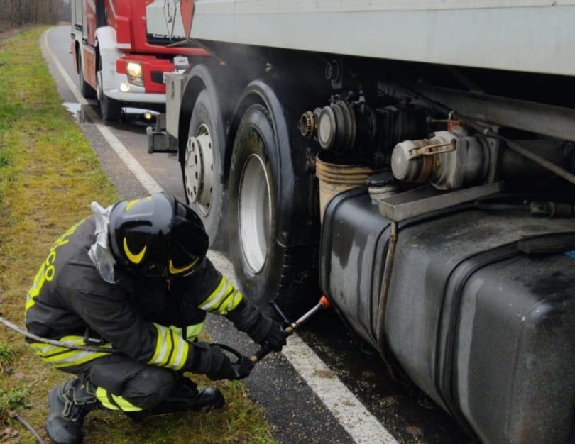 Principio d'incendio a un'autobotte